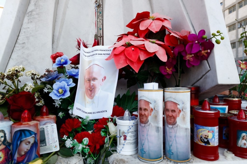 有信众为教宗送上祝福。 路透社 有信众为教宗送上祝福。 路透社