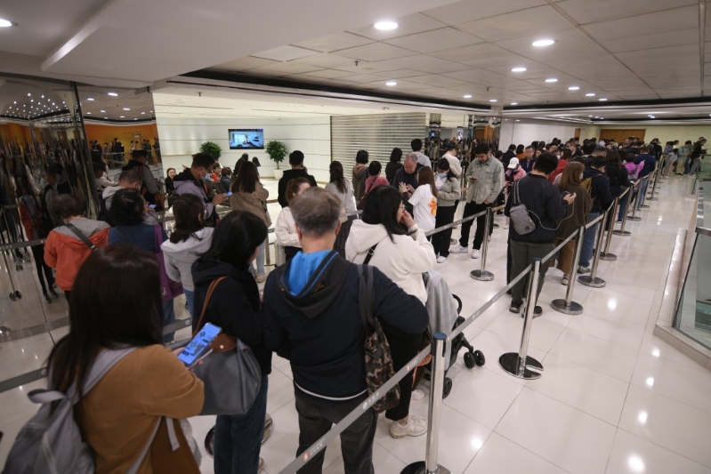 淘宝香港首间家俬及生活家品实体店开幕,吸引大批市民排队入场。 陈浩元摄 淘宝香港首间家俬及生活家品实体店开幕,吸引大批市民排队入场。 陈浩元摄