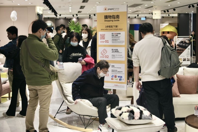 大批市民到店铺睇家俬。 大批市民到店铺睇家俬。
