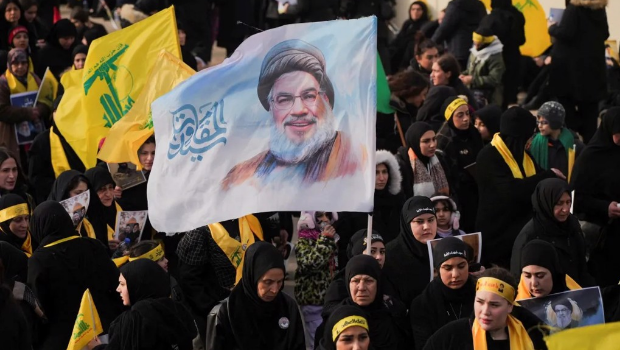 上万名真主党的支持者弔念纳兹鲁拉,然而以色列随后派战机飞掠,令支持者非常不满。 上万名真主党的支持者弔念纳兹鲁拉,然而以色列随后派战机飞掠,令支持者非常不满。