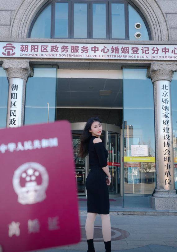 内地不少人在婚姻结束时,找专业摄影师跟拍纪录。 内地不少人在婚姻结束时,找专业摄影师跟拍纪录。