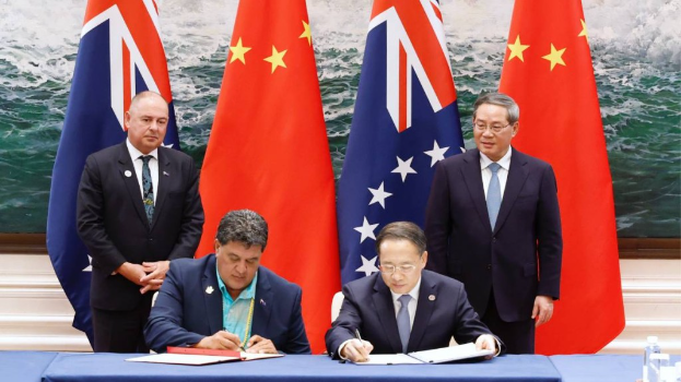 李强会见库克群岛总理布朗,并见证签署协议。 新华社 李强会见库克群岛总理布朗,并见证签署协议。 新华社