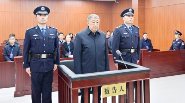 前四川政协副主席杨克宁受贿藏枪罪成,被判囚16年。央视截图 前四川政协副主席杨克宁受贿藏枪罪成,被判囚16年。央视截图