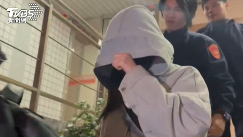 李威妻子简女以15万交保,全程不发一语,快步离开。 李威妻子简女以15万交保,全程不发一语,快步离开。