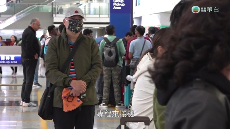 67岁港妇刘太去年7月跟旅行团游韩国济州涉拍他人裸体而被补,事件经过8个月拉锯,刘太终回港。 67岁港妇刘太去年7月跟旅行团游韩国济州涉拍他人裸体而被补,事件经过8个月拉锯,刘太终回港。