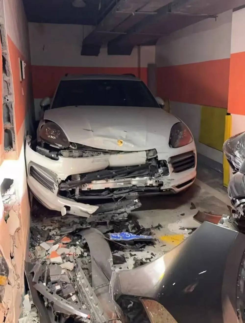 白色保时捷车头损毁严重。 白色保时捷车头损毁严重。