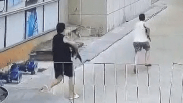 2人疑似手持AK47从一私家车落车 2人疑似手持AK47从一私家车落车