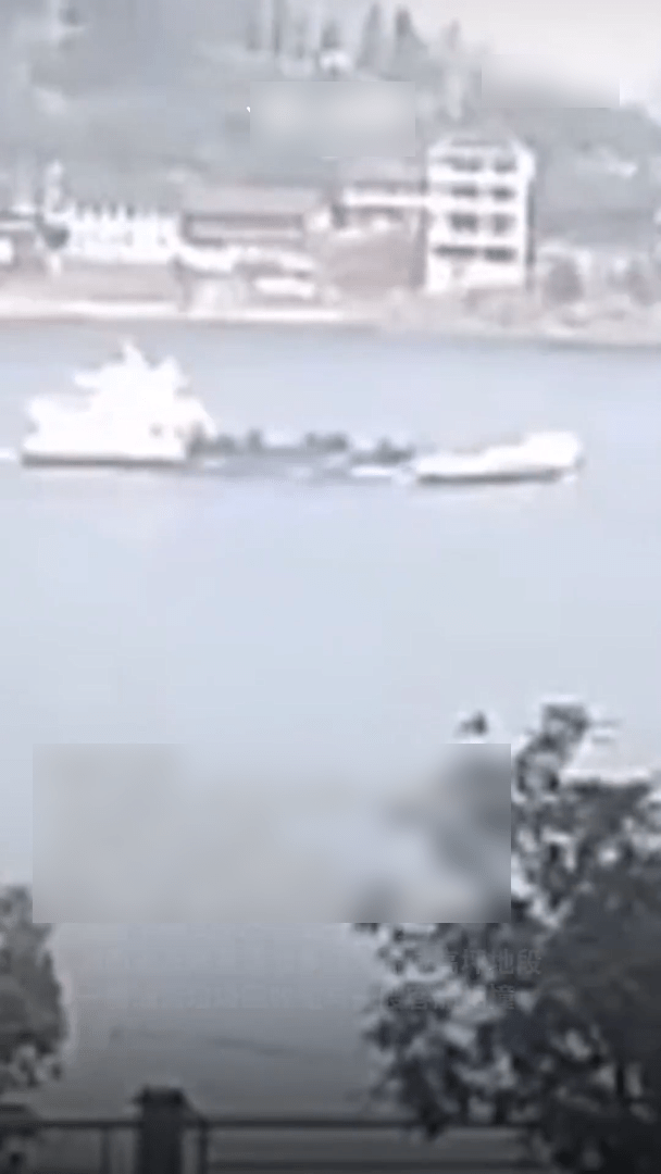 客船被油污清理船追撞。 (微博) 客船被油污清理船追撞。 (微博)