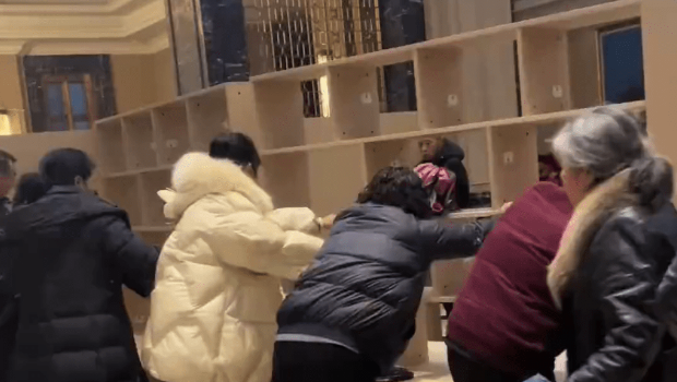 四川大妈强拆社区图书角,将书架推走。 四川大妈强拆社区图书角,将书架推走。