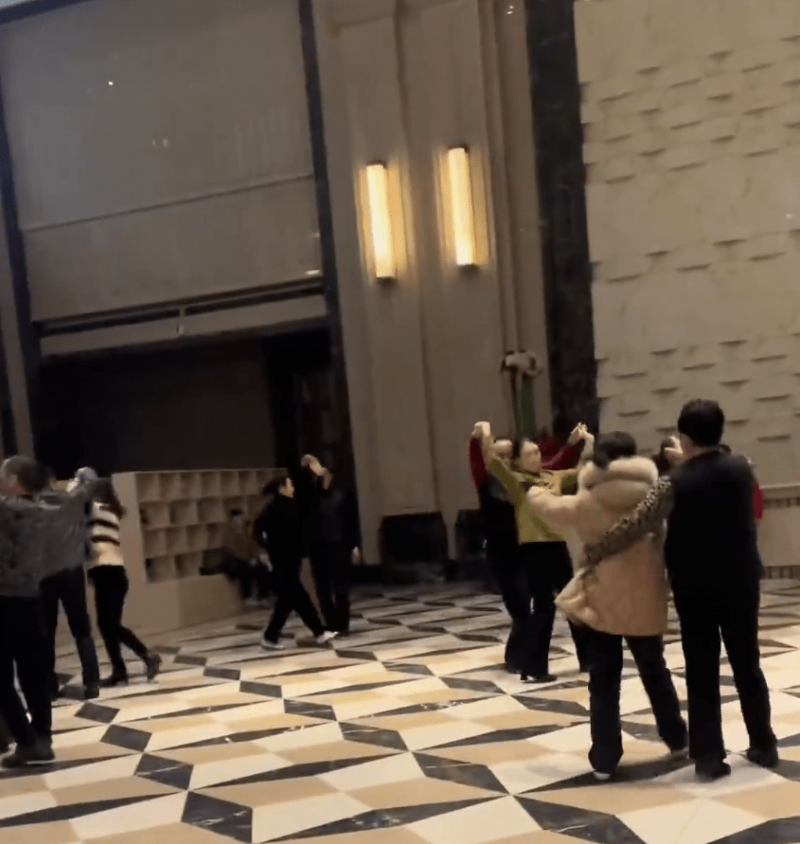 四川大妈强拆图书角后大跳广场舞。 四川大妈强拆图书角后大跳广场舞。