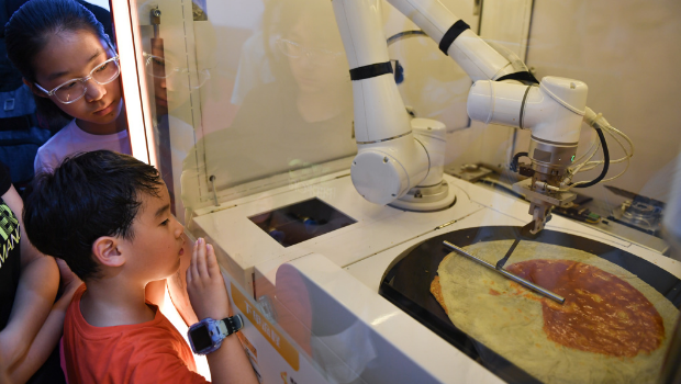 中国发出首张热食类餐饮机器人营业许可证, 允许煎饼果子机器人公开制作并贩售煎饼果子。 中国发出首张热食类餐饮机器人营业许可证, 允许煎饼果子机器人公开制作并贩售煎饼果子。