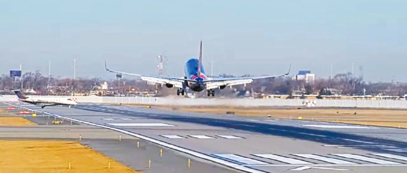 私人飞机险撞西南客机。 私人飞机险撞西南客机。