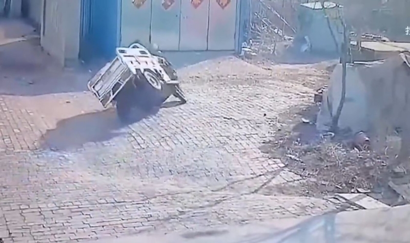 老人窦树坤转弯时三轮车翻侧。 老人窦树坤转弯时三轮车翻侧。