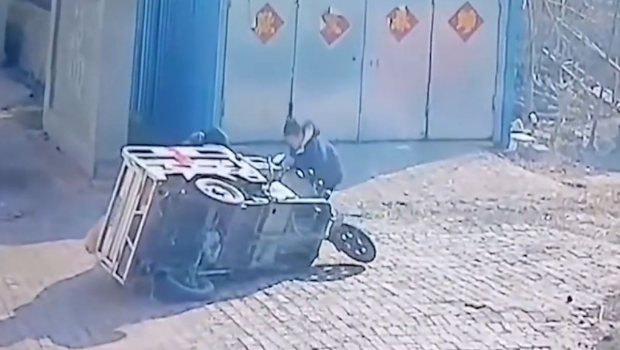 刘钊壮及窦占琪合力把翻侧三轮车扶正,救出窦树坤。 刘钊壮及窦占琪合力把翻侧三轮车扶正,救出窦树坤。