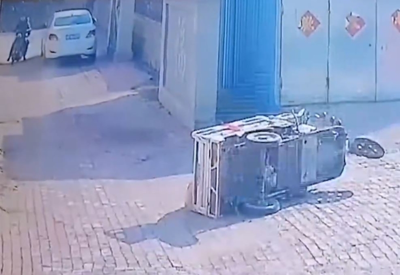 三轮车翻侧后,刘钊壮及窦占琪才驾“电鸡”驶入。 三轮车翻侧后,刘钊壮及窦占琪才驾“电鸡”驶入。