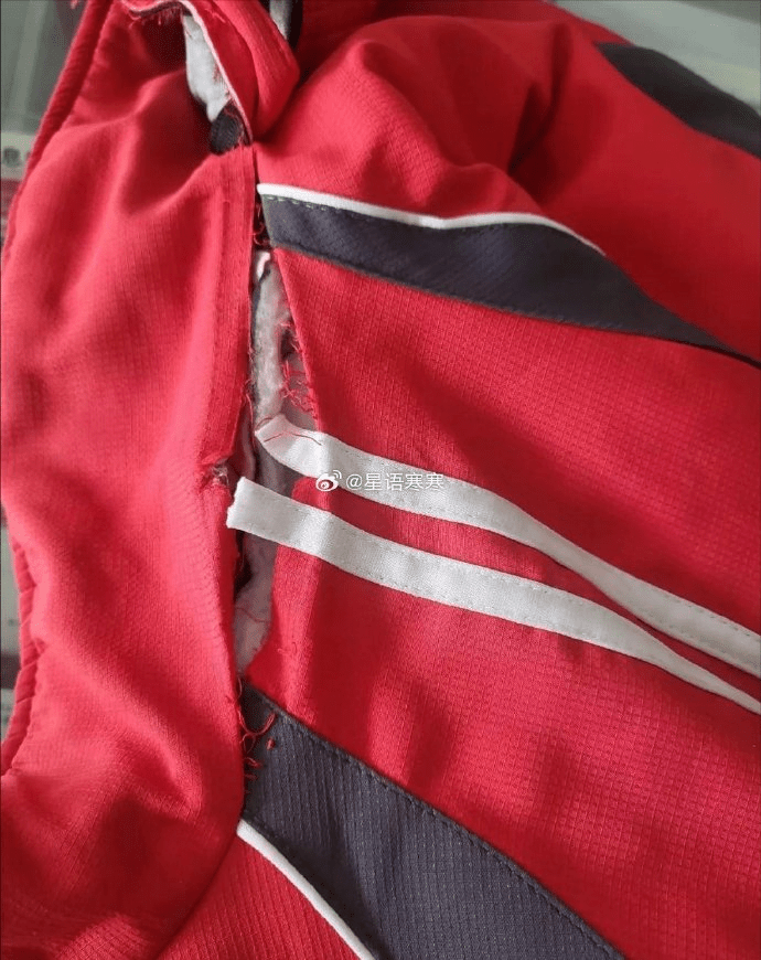 学生展示体育服被抓破。 学生展示体育服被抓破。