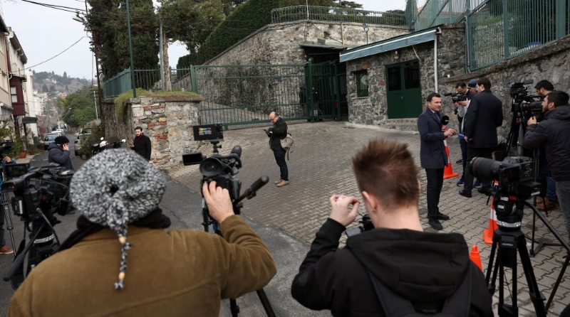 美俄代表27日在土耳其伊斯坦堡美国总领事馆官邸会谈,大批媒体在场守候。 路透社 美俄代表27日在土耳其伊斯坦堡美国总领事馆官邸会谈,大批媒体在场守候。 路透社