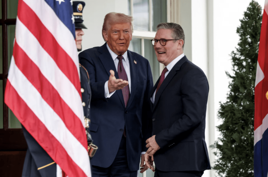 特朗普在白宫门外迎接施纪贤。路透社 特朗普在白宫门外迎接施纪贤。路透社