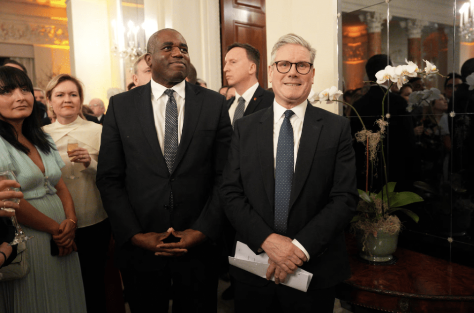 施纪贤和外交大臣林德和外交大臣林德伟出席在英国驻华盛顿大使官邸举行的欢迎招待会。路透社 施纪贤和外交大臣林德和外交大臣林德伟出席在英国驻华盛顿大使官邸举行的欢迎招待会。路透社