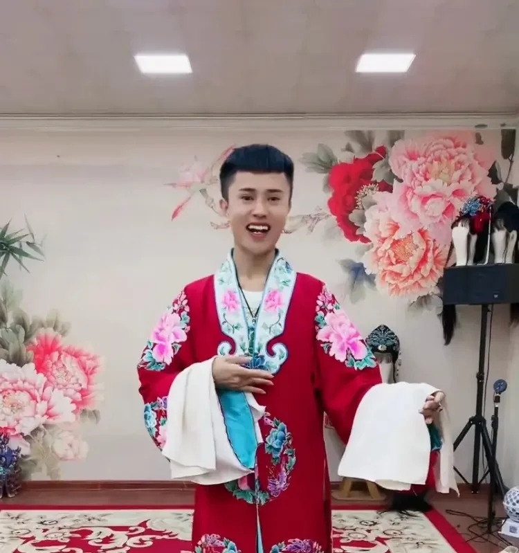 罗大美以反串演出拥有大量粉丝，开始直播带货后致富。