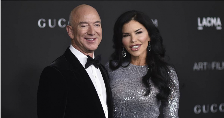 贝索斯向桑切斯求婚成功。 贝索斯向桑切斯求婚成功。