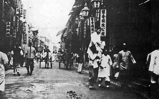 小脚妓女出堂会时由龟奴扛在肩上出行。 小脚妓女出堂会时由龟奴扛在肩上出行。