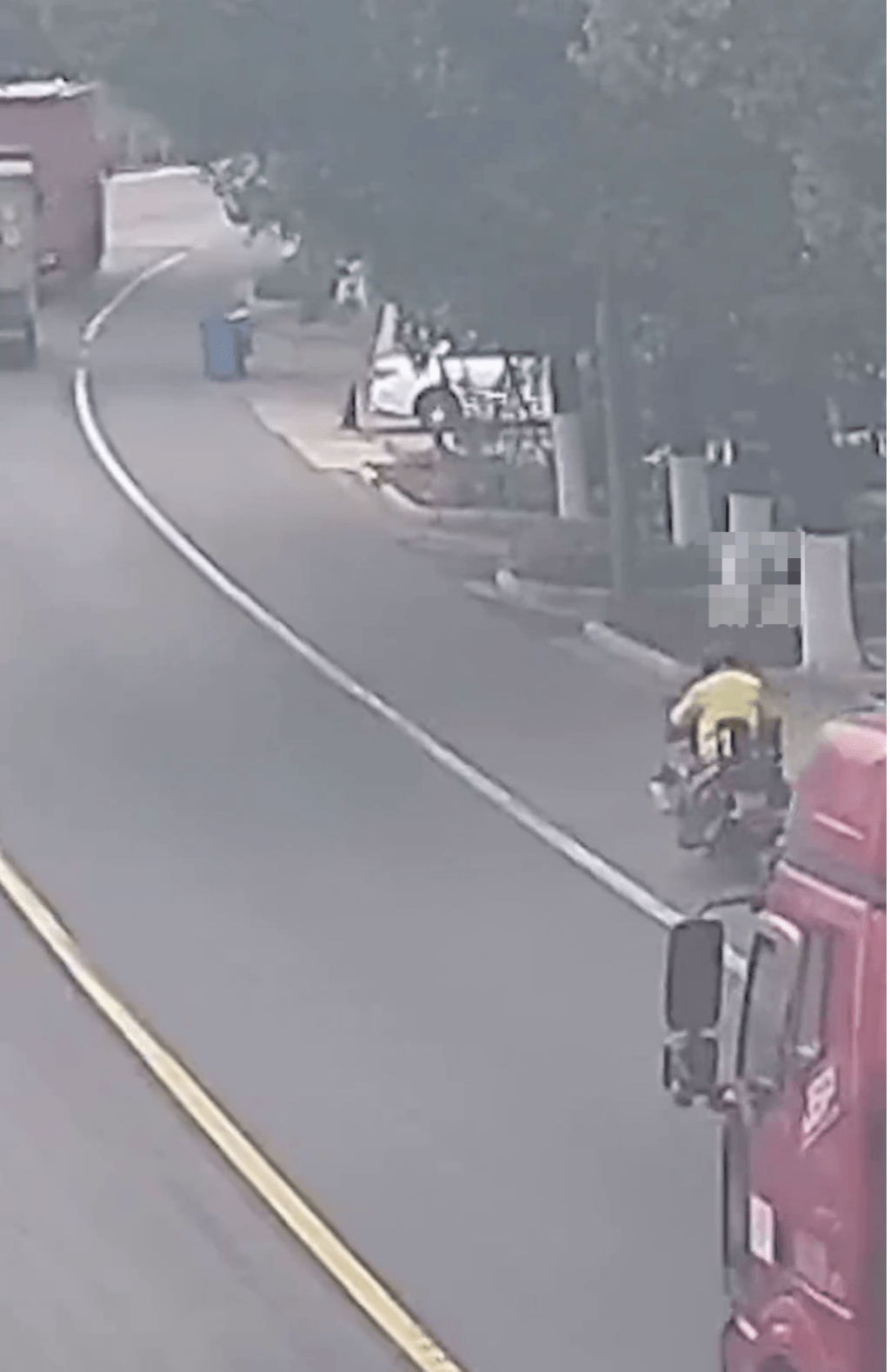 铁骑男调头狂追救人。 铁骑男调头狂追救人。