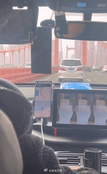 女乘客拍下网约车司机在车上放不雅影片。 女乘客拍下网约车司机在车上放不雅影片。