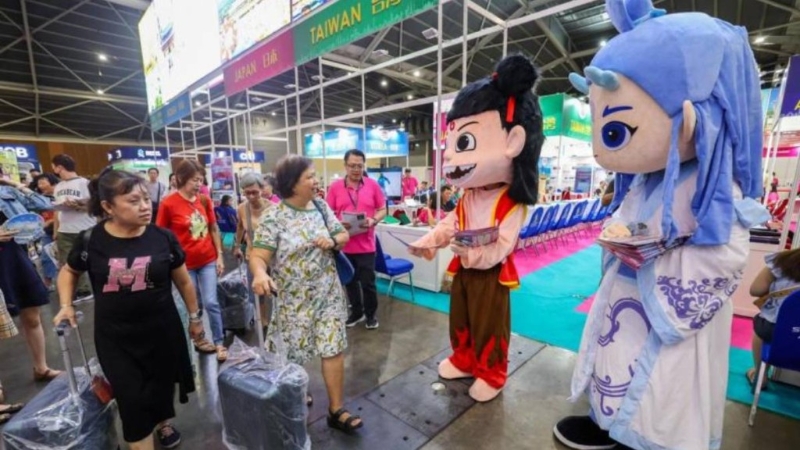 中欧航旅的展位安排了哪吒及白龙吉祥物,介绍“哪吒之旅”。 《联合早报》.jpg 中欧航旅的展位安排了哪吒及白龙吉祥物,介绍“哪吒之旅”。 《联合早报》.jpg