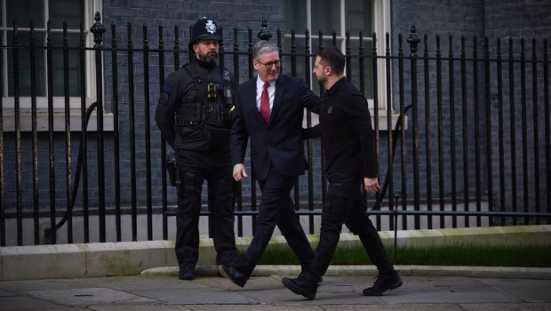 乌克兰总统泽连斯基(右)1日抵伦敦参加会谈,英国首相斯塔默(中)热情欢迎。图取自 facebook 乌克兰总统泽连斯基(右)1日抵伦敦参加会谈,英国首相斯塔默(中)热情欢迎。图取自 facebook