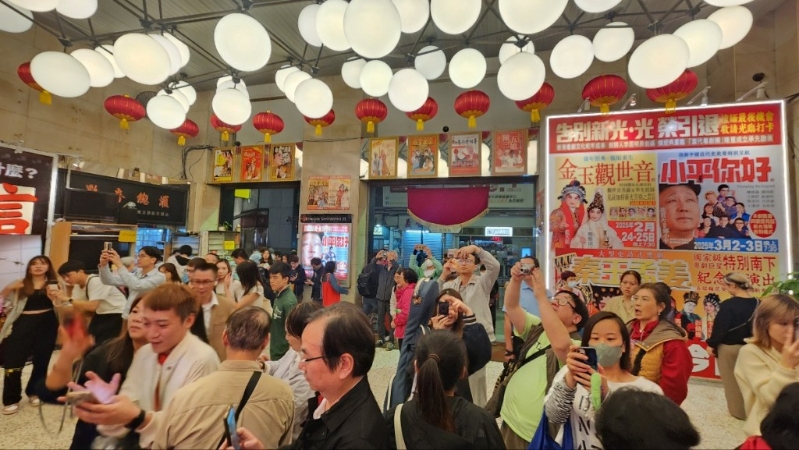 新光戏院结业前一日,不少市民一家大小到场拍照留念。 黄文威摄 新光戏院结业前一日,不少市民一家大小到场拍照留念。 黄文威摄