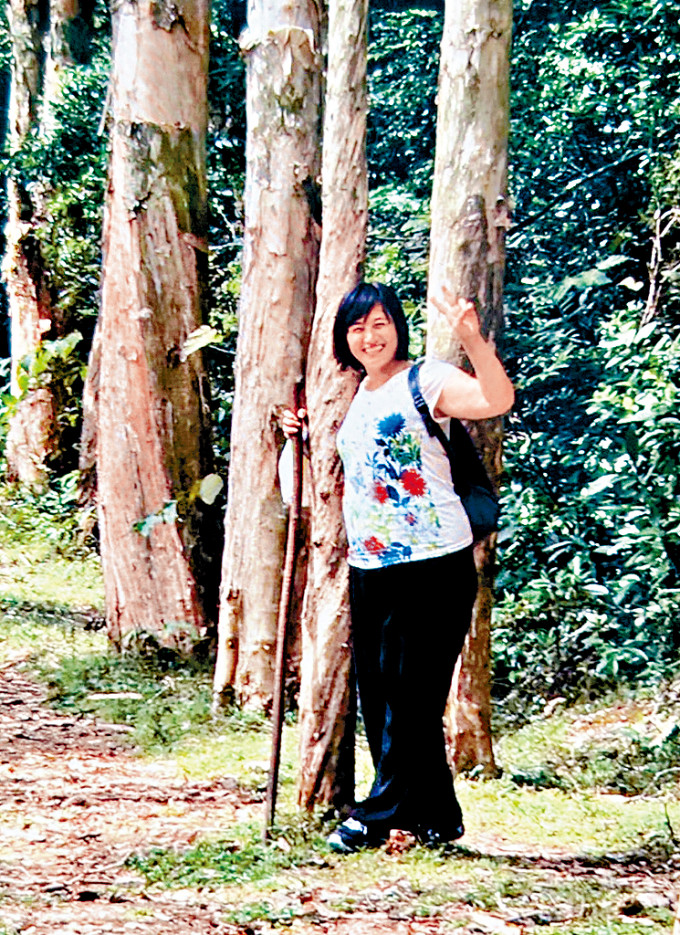 静姨性格好动,经常约友人郊游远足。 静姨性格好动,经常约友人郊游远足。