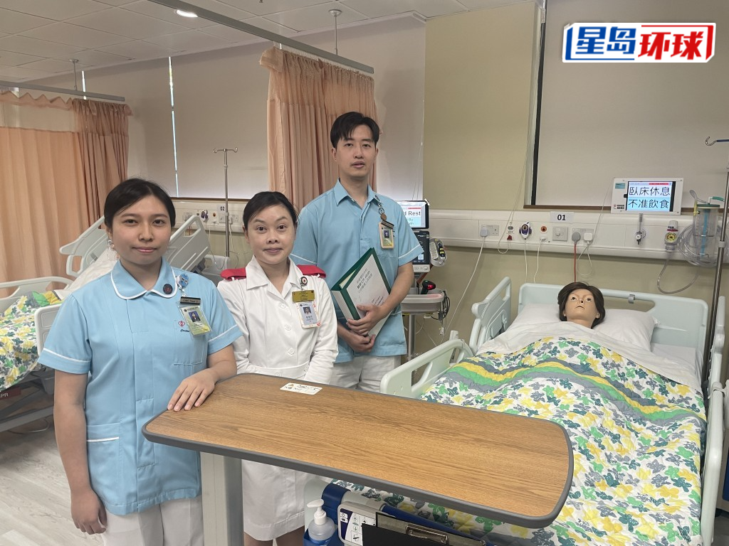 (左起)明爱医院护士学校三年级学生梁佩珊、明爱医院护士学校校长罗韵诗、明爱医院护士学校三年级学生严益升。 萧博禧摄.jpg (左起)明爱医院护士学校三年级学生梁佩珊、明爱医院护士学校校长罗韵诗、明爱医院护士学校三年级学生严益升。 萧博禧摄.jpg