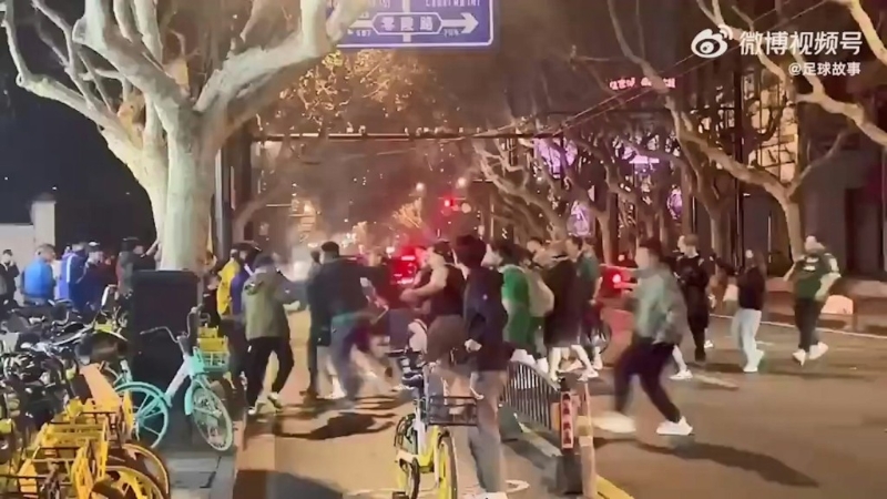 两派球迷在街头口角推撞。 两派球迷在街头口角推撞。