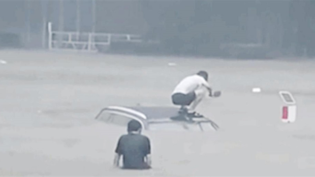 2021年,郑州暴雨中“菜刀哥”李坤朋英勇救人。 2021年,郑州暴雨中“菜刀哥”李坤朋英勇救人。