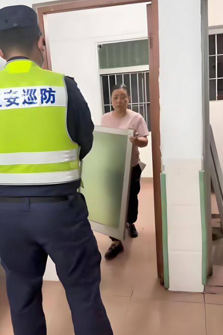 深圳有二房东对退租单位拆窗验灰,惹来外界批评。.jpeg 深圳有二房东对退租单位拆窗验灰,惹来外界批评。.jpeg