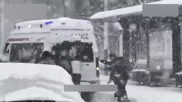 6名职校学生奋力推车。(微博) 6名职校学生奋力推车。(微博)