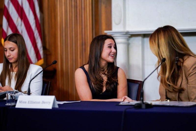 梅拉尼娅坐在2名受到深伪色情影像茶毒的少女身旁。路透社 梅拉尼娅坐在2名受到深伪色情影像茶毒的少女身旁。路透社