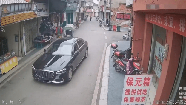 闭路电视拍下男子乘坐的奔驰车。 闭路电视拍下男子乘坐的奔驰车。