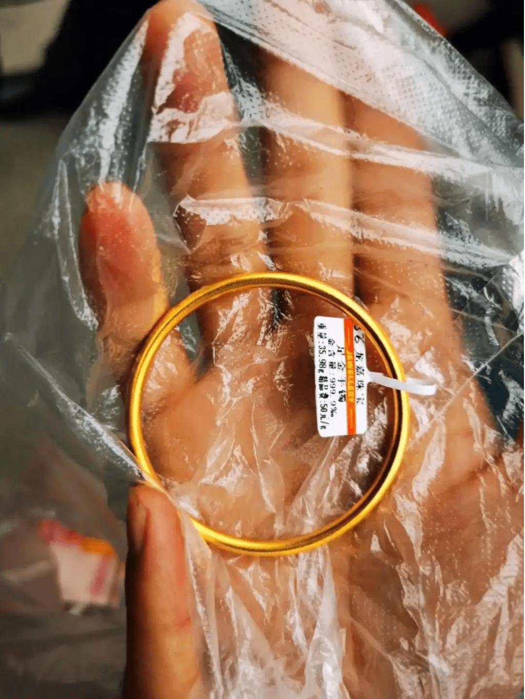 男子制作的“镀金铁手镯”。 男子制作的“镀金铁手镯”。