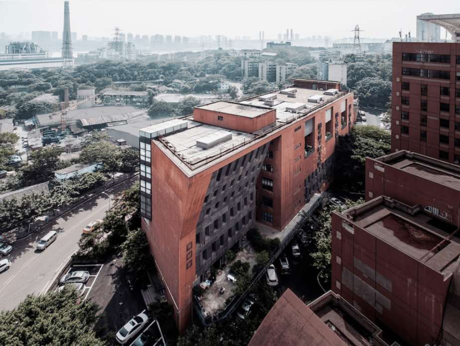 刘家琨的作品包括重庆四川美术学院雕塑系教学楼。 刘家琨的作品包括重庆四川美术学院雕塑系教学楼。