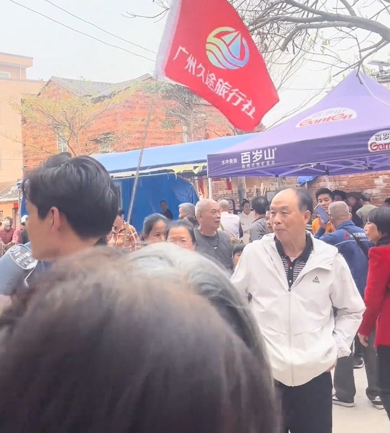 梁文锋老家成为旅行团景点。 梁文锋老家成为旅行团景点。