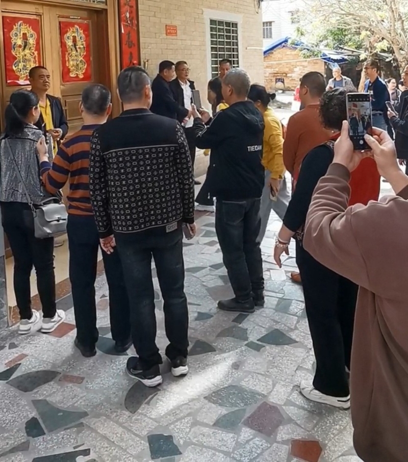 梁文锋老家门口成民众打卡点。 梁文锋老家门口成民众打卡点。