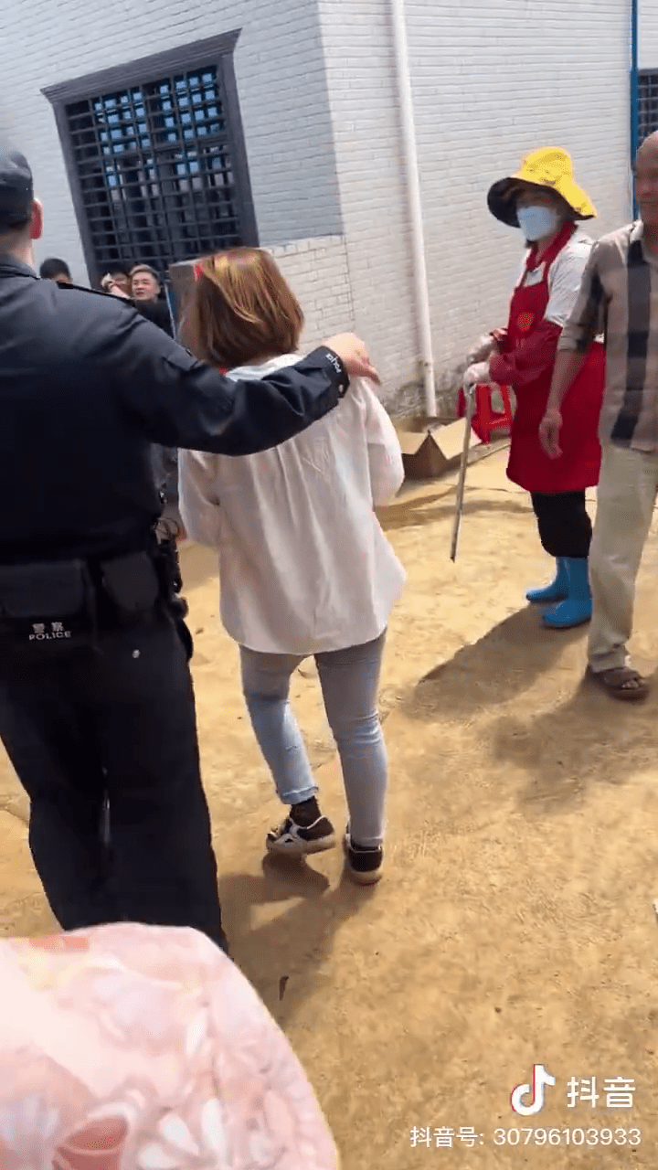 女疑犯警方戴上手扣,回现场和新娘等人对质。 女疑犯警方戴上手扣,回现场和新娘等人对质。