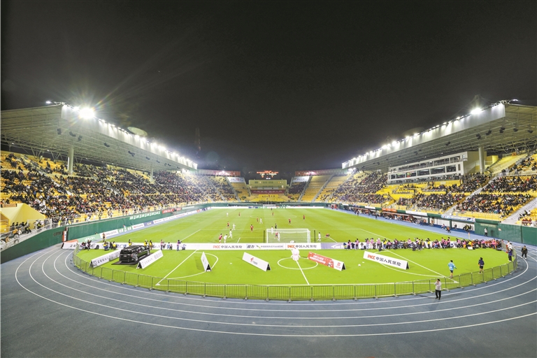 1月15日,升级改造后的越秀山体育场迎来了它的首秀。 1月15日,升级改造后的越秀山体育场迎来了它的首秀。