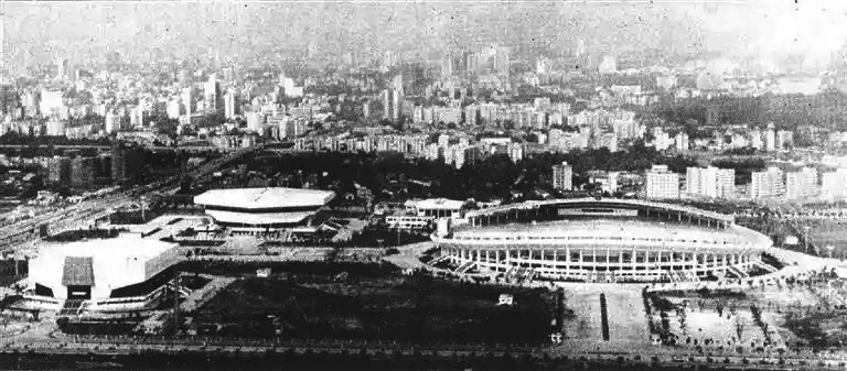 俯瞰当时刚刚落成的天河体育中心全貌。天河体育中心工程包括运动场、体育馆、游泳馆。(资料图片) 俯瞰当时刚刚落成的天河体育中心全貌。天河体育中心工程包括运动场、体育馆、游泳馆。(资料图片)