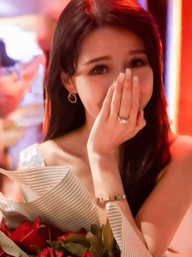 今日(5日),蔡颂思在IG上分享多张手捧玫瑰花束的大头相,更大晒大大粒闪爆钻戒,正式宣布男友求婚成功,准备荣升人妻! 今日(5日),蔡颂思在IG上分享多张手捧玫瑰花束的大头相,更大晒大大粒闪爆钻戒,正式宣布男友求婚成功,准备荣升人妻!