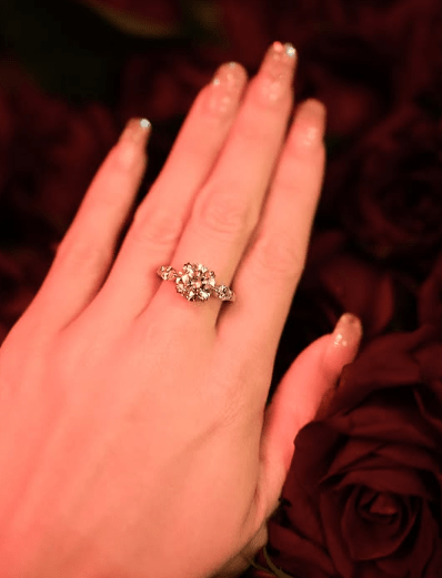 蔡颂思更大晒大大粒闪爆钻戒。 蔡颂思更大晒大大粒闪爆钻戒。