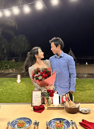 蔡颂思在草坪上与男友深情对望,身前的桌子摆放了写有Happy engagement的卡纸及美味佳台,不难看出二人求婚成功的喜悦甜蜜。 蔡颂思在草坪上与男友深情对望,身前的桌子摆放了写有Happy engagement的卡纸及美味佳台,不难看出二人求婚成功的喜悦甜蜜。