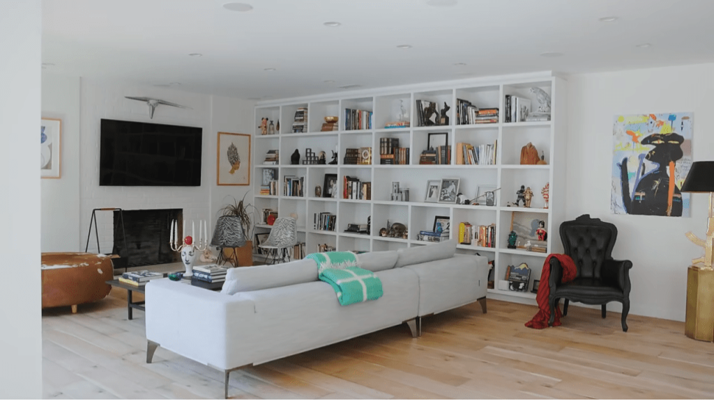 吴彦祖的豪宅以简约设计为主,屋内的墙身都是以白色为主色,简洁又明亮。(影片截图:安邸AD) 吴彦祖的豪宅以简约设计为主,屋内的墙身都是以白色为主色,简洁又明亮。(影片截图:安邸AD)